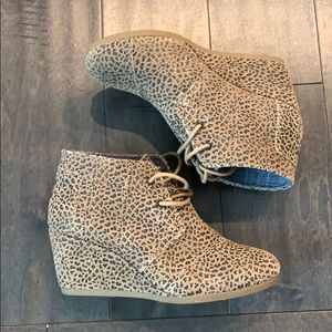 Tom's Cheetah booties size 7